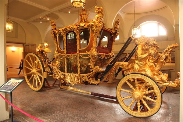 Королевские конюшни